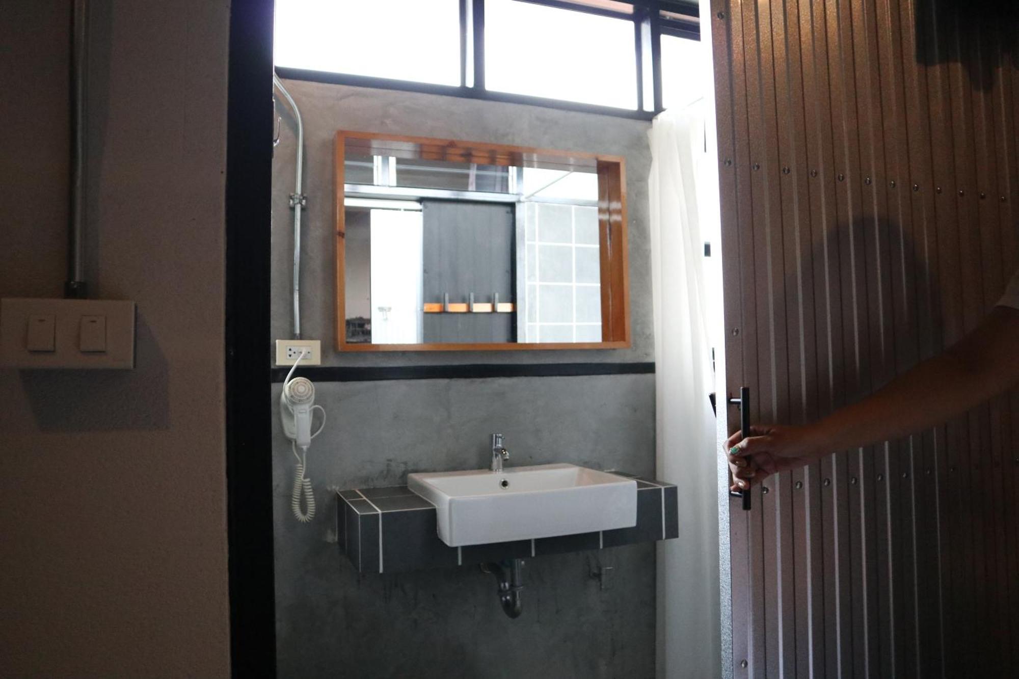 Blu Monkey Hub & Hotel Surat Thani Extérieur photo